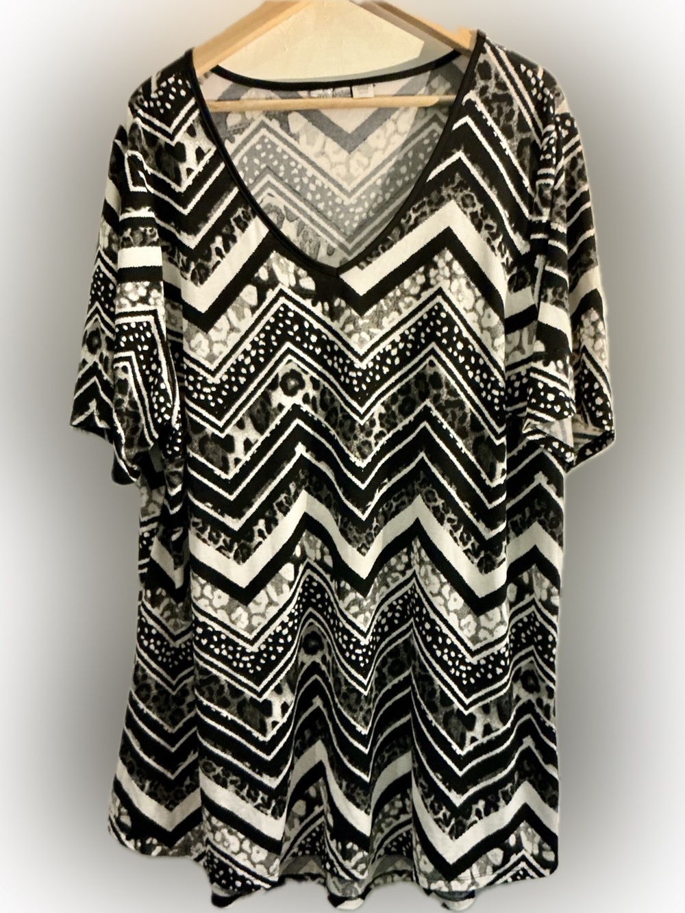 Avenue Plus Size Chevron Animal Print Tunic Top 22/24 Black Gray Stretch